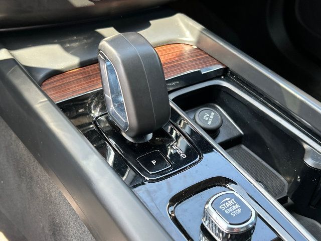 Certified 2023 Volvo XC60 B5 Plus w/ Climate Package AWD/4WD image 18