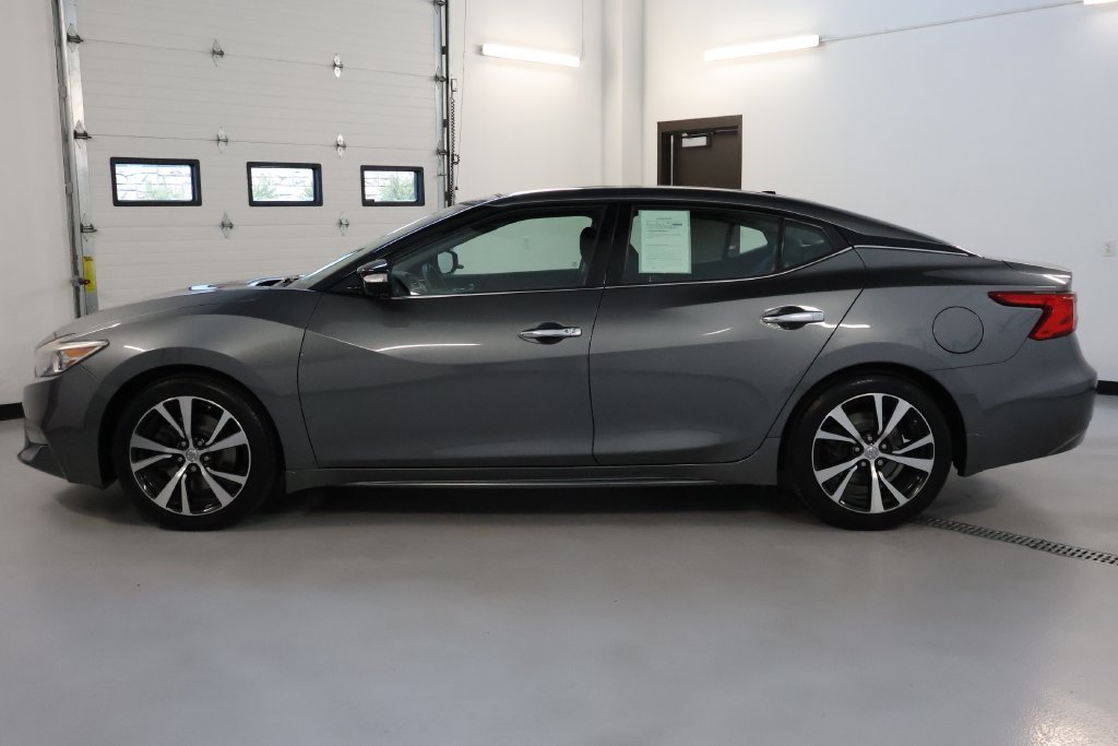 Used 2017 Nissan Maxima Platinum w/ Interior Lighting Package FWD image 4