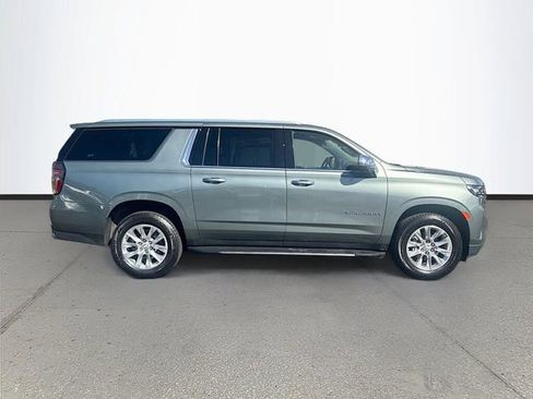 Used 2023 Chevrolet Suburban Premier image 2