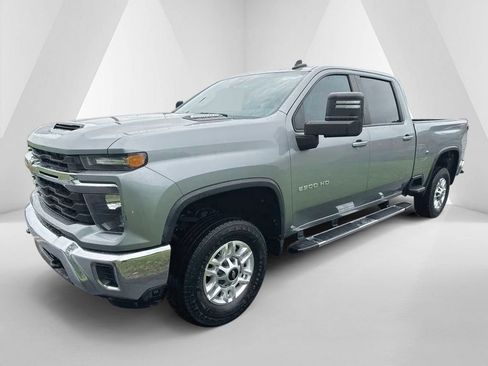 Used 2024 Chevrolet Silverado 2500 LT AWD/4WD image 3