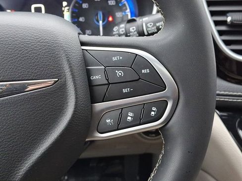 Used 2022 Chrysler Pacifica Limited image 25
