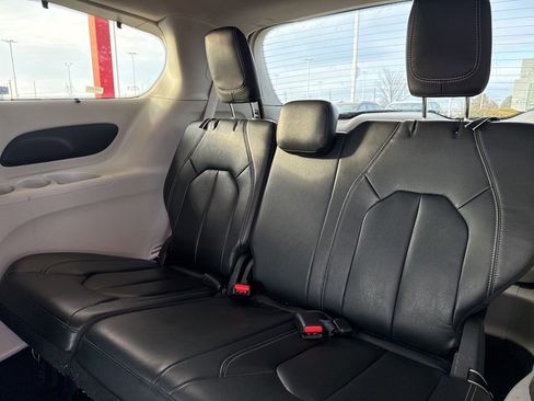 Used 2022 Chrysler Pacifica Touring-L image 21