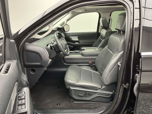 Used 2025 Ford Expedition Active AWD/4WD image 3