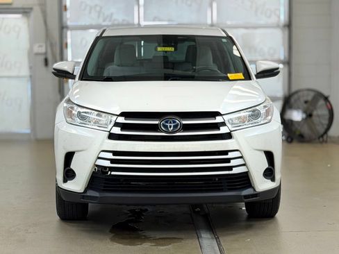 Used 2019 Toyota Highlander LE w/ Protection Package #3 AWD/4WD image 2