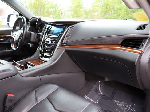 Used 2019 Cadillac Escalade Luxury AWD/4WD image 23
