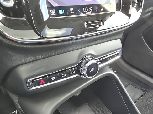 Certified 2023 Volvo XC40 B5 Plus w/ Protection Package Premier image 28