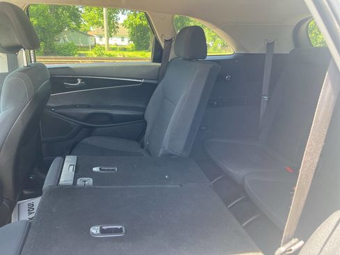 Used 2016 Kia Sorento LX w/ LX Convenience Package image 4