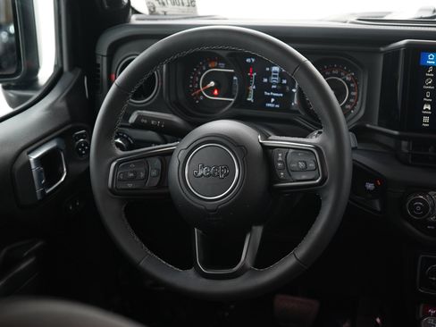 Used 2025 Jeep Wrangler Unlimited Rubicon w/ Convenience Group AWD/4WD image 15