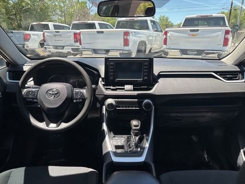 Used 2021 Toyota RAV4 LE AWD/4WD image 10