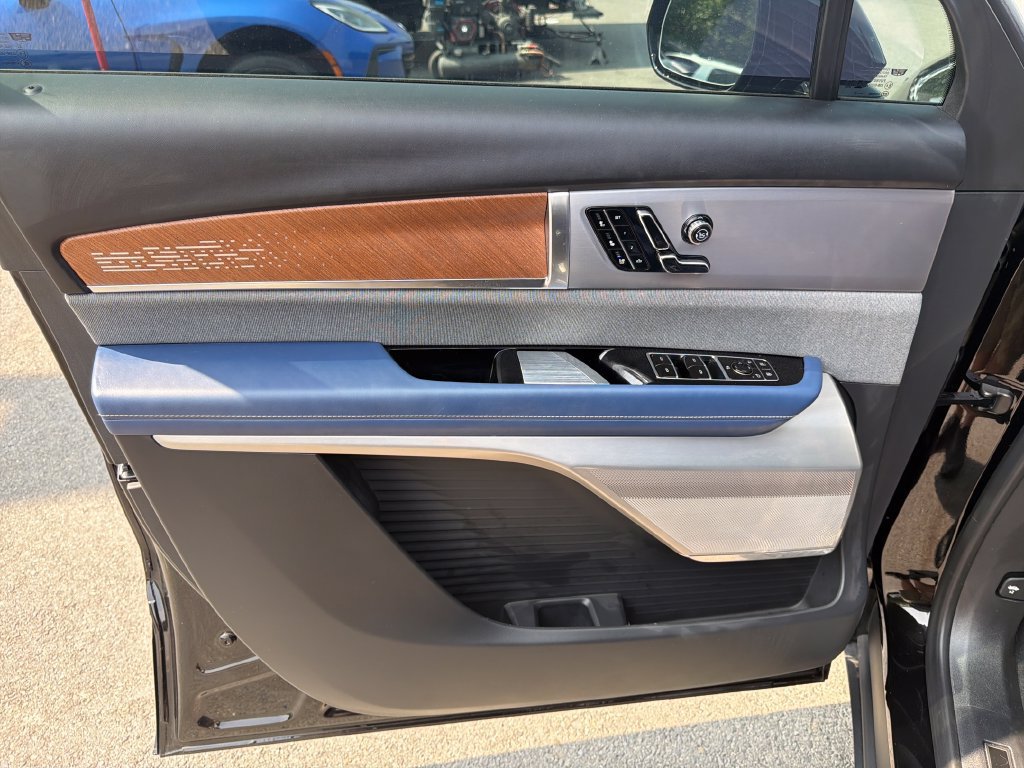 Certified 2026 Cadillac Vistiq Premium Luxury AWD/4WD image 4