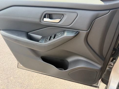 Used 2025 Nissan Rogue SL FWD image 14