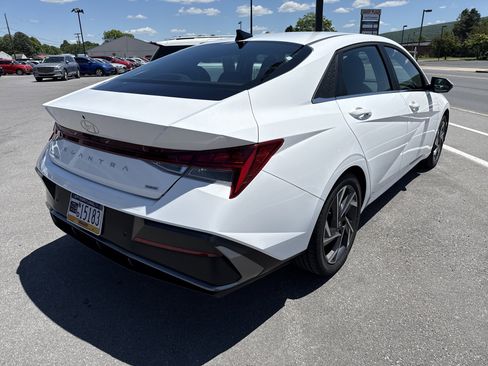 Used 2024 Hyundai Elantra Limited FWD image 3