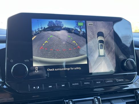 Used 2022 Nissan Pathfinder SL w/ SL Premium Package image 4