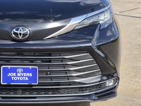 Used 2026 Toyota Sienna XLE FWD image 4