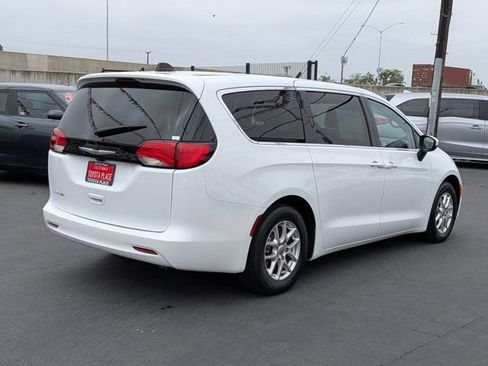 Used 2023 Chrysler Voyager LX FWD image 9