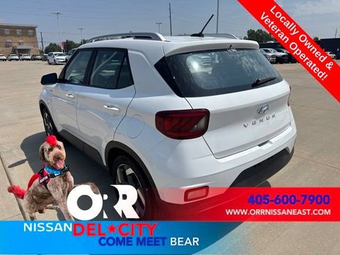 Used 2025 Hyundai Venue SEL FWD image 3