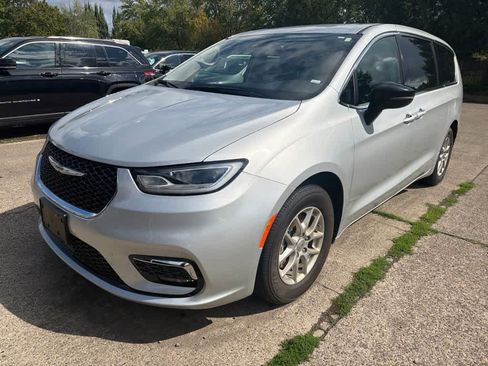 Used 2024 Chrysler Pacifica Touring-L FWD image 3