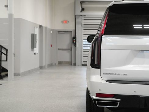 Used 2021 Cadillac Escalade ESV Premium Luxury w/ Driver Assist Tech Package image 10