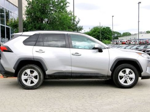 Used 2021 Toyota RAV4 XLE w/ Convenience Package FWD image 4
