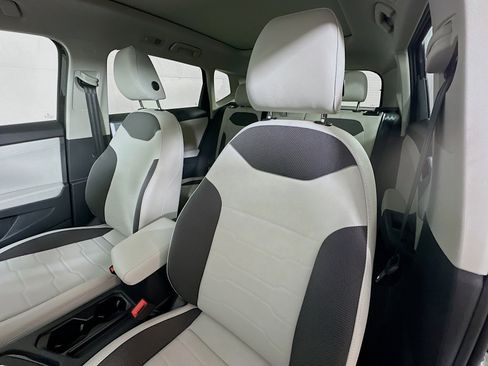 New 2025 Volkswagen Taos SE w/ Panoramic Sunroof Package image 19