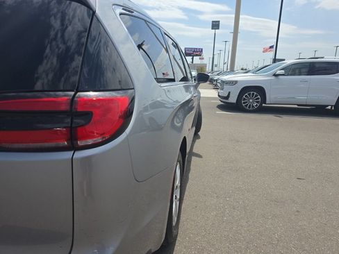 Used 2021 Chrysler Pacifica Touring-L FWD image 5