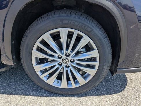 Used 2023 Toyota Highlander Platinum FWD image 11