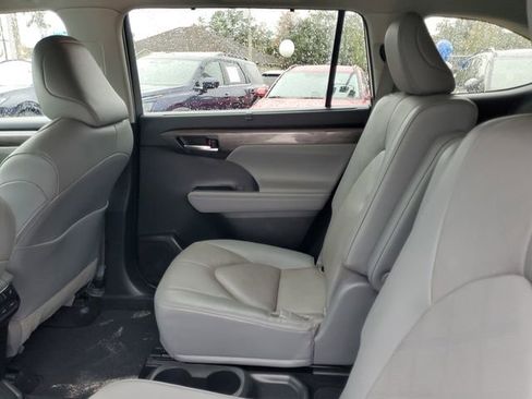 Used 2022 Toyota Highlander Platinum image 32