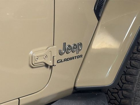 Used 2020 Jeep Gladiator Overland image 9