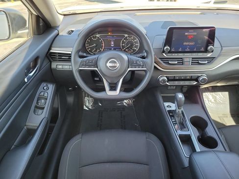 Used 2025 Nissan Altima 2.5 SV FWD image 11
