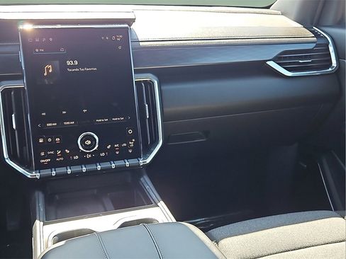 Used 2025 GMC Acadia Elevation image 18