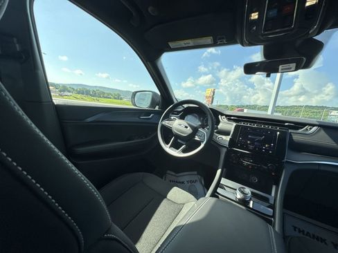 New 2025 Jeep Grand Cherokee L Laredo image 15