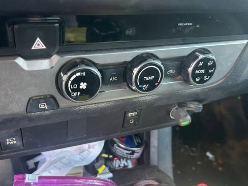 Used 2018 Toyota Tacoma SR RWD image 13