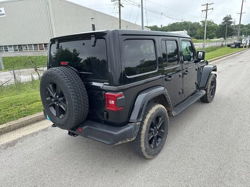 Used 2022 Jeep Wrangler Unlimited Sahara AWD/4WD image 3