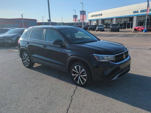 Used 2024 Volkswagen Taos SE image 2
