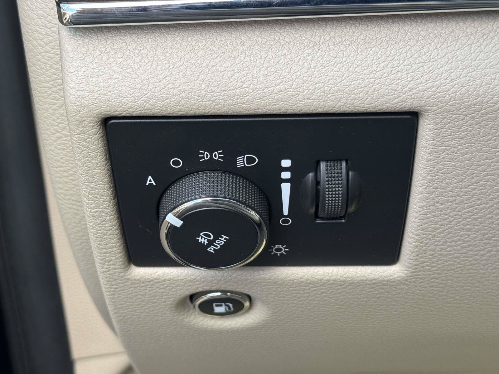 Used 2015 Jeep Grand Cherokee Overland AWD/4WD image 11