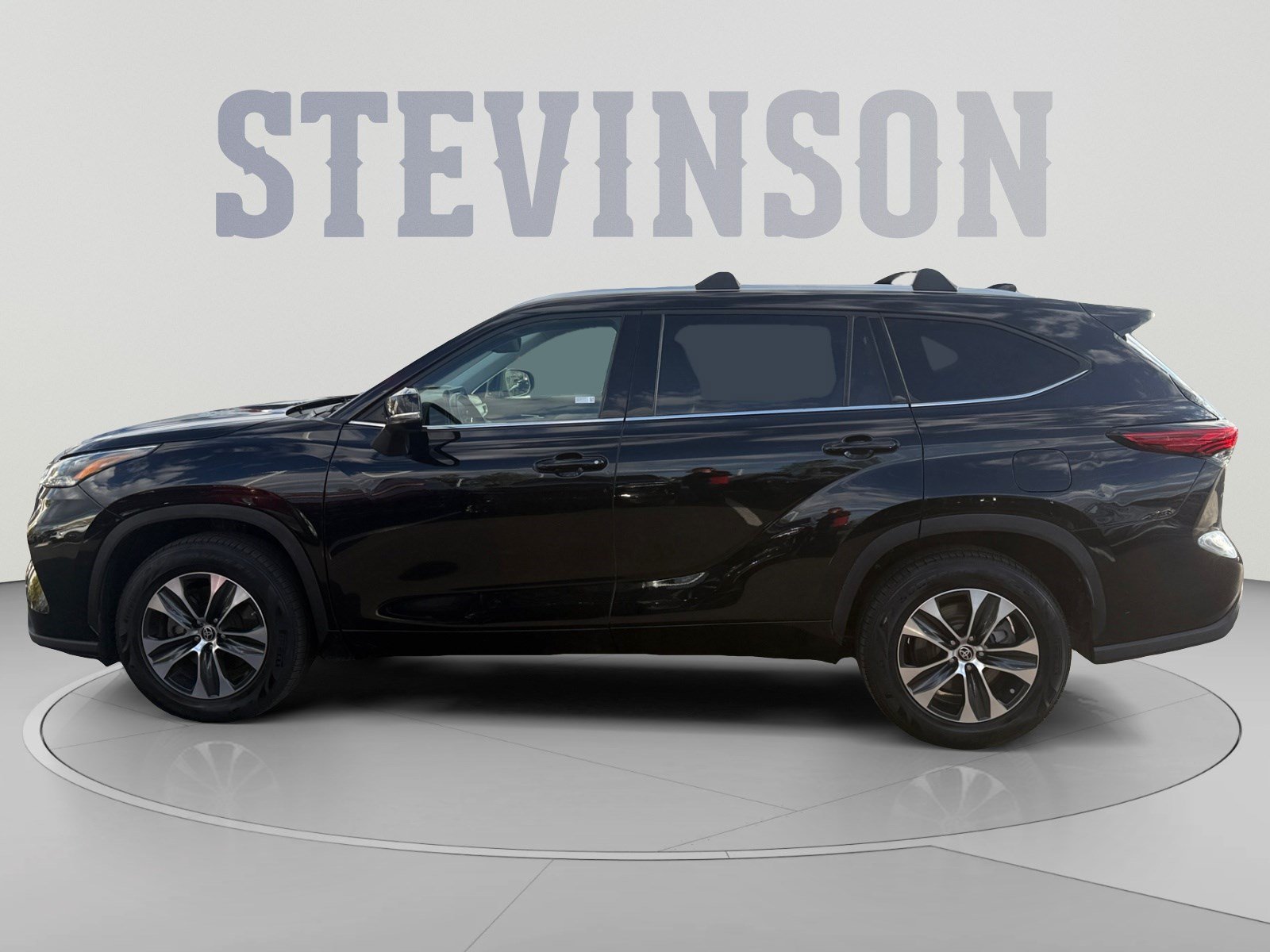 Used 2021 Toyota Highlander XLE FWD image 2