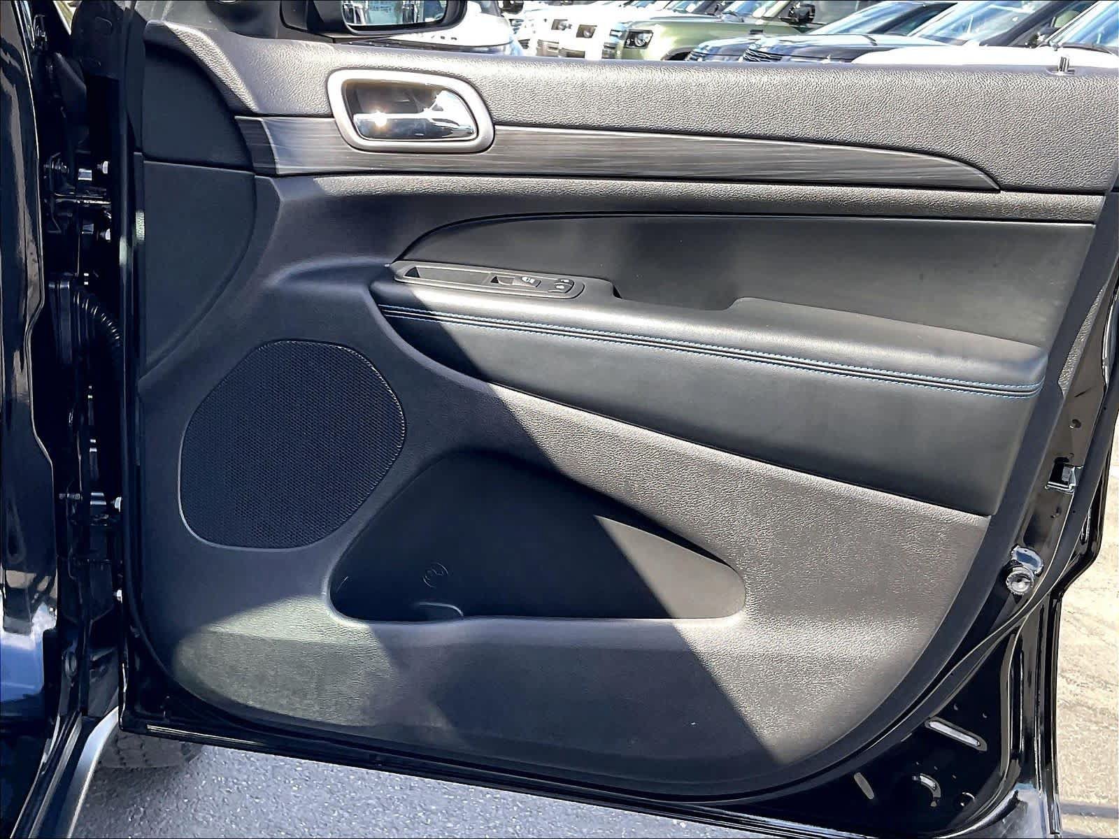 Used 2019 Jeep Grand Cherokee Laredo AWD/4WD image 27