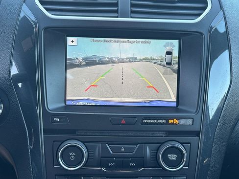 Used 2017 Ford Explorer XLT w/ Equipment Group 202A FWD image 30