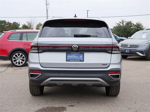 Certified 2025 Volkswagen Taos SE image 6