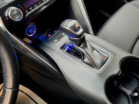 Used 2021 Toyota Venza LE image 16