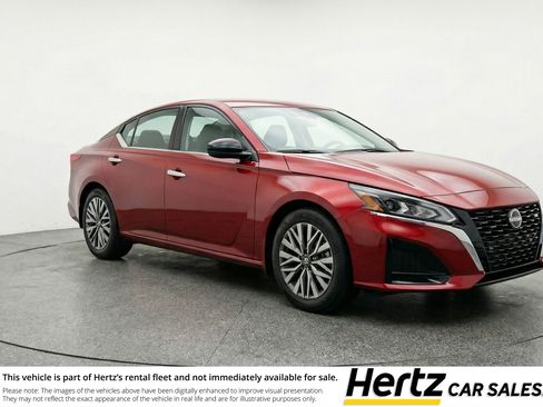 Used 2025 Nissan Altima 2.5 SV FWD image 1