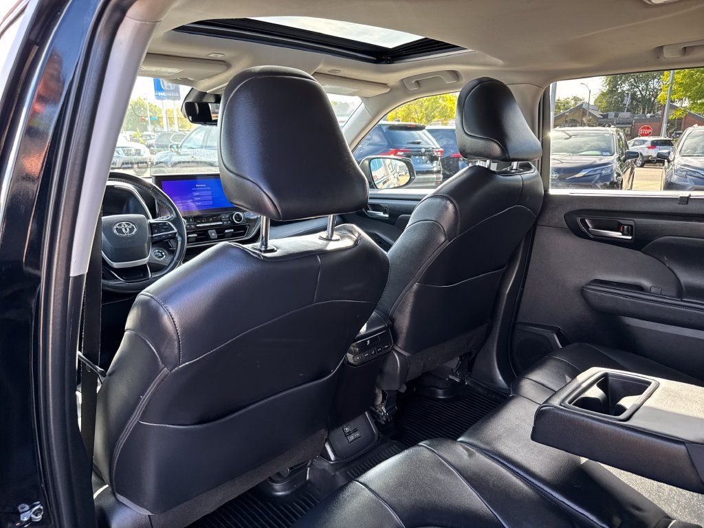 Used 2023 Toyota Highlander XLE AWD/4WD image 40