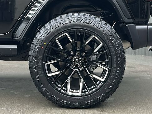 Used 2025 Jeep Wrangler Unlimited Sahara image 12