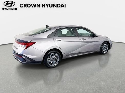 Used 2024 Hyundai Elantra Blue FWD image 6