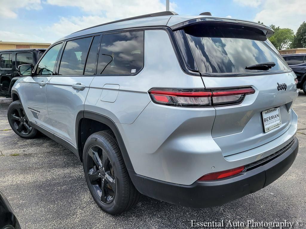 Used 2023 Jeep Grand Cherokee L Laredo RWD image 9