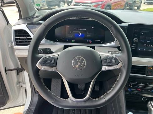 Used 2025 Volkswagen Taos SE FWD image 16
