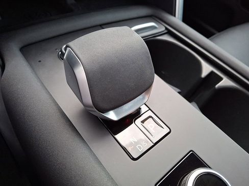 Used 2025 Land Rover Discovery S image 13