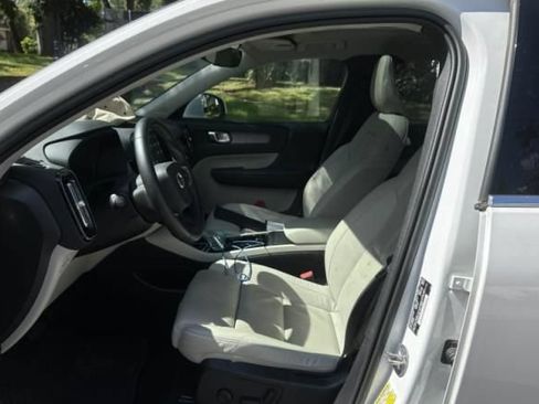Used 2023 Volvo XC40 B4 Plus w/ Climate Package FWD image 9
