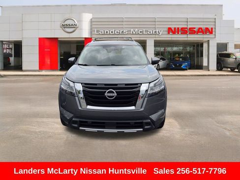 Used 2024 Nissan Pathfinder SL FWD image 11