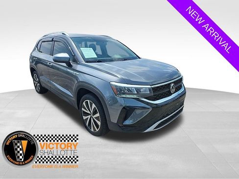 Used 2022 Volkswagen Taos SE FWD image 1